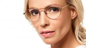 Model trägt Brille von Suri Frey
