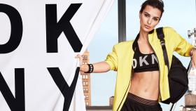 Model trägt DKNY-Sportklamotten