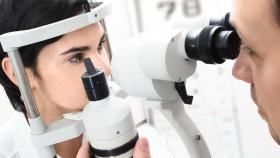 Optometrist untersucht Kunden