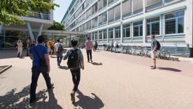 Studenten vor der Beuth Hochschule für Technik