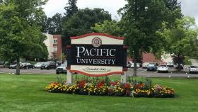 Eingangsschild Campus Pacific University Forest Grove Oregon